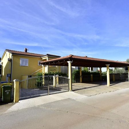 Apartments House Anna For Max 13 Persons In Porec, Pet Friendly Extérieur photo