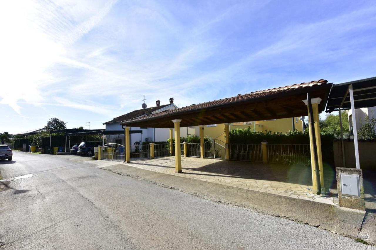 Apartments House Anna For Max 13 Persons In Porec, Pet Friendly Extérieur photo