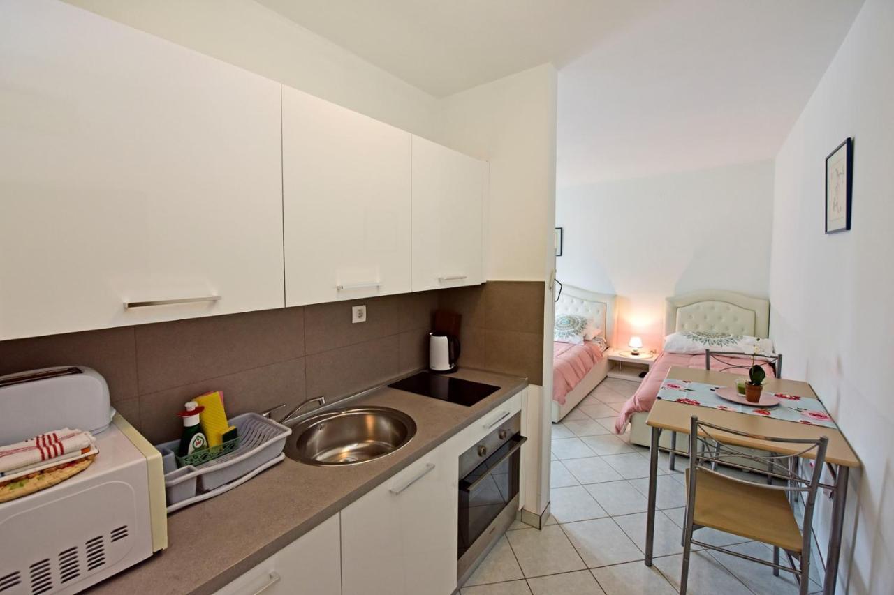 Apartments House Anna For Max 13 Persons In Porec, Pet Friendly Extérieur photo