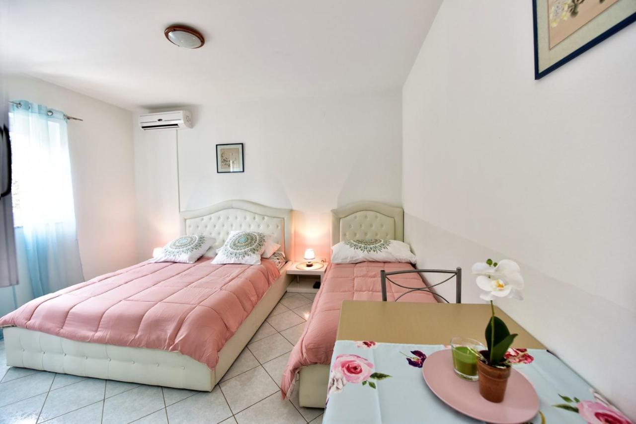 Apartments House Anna For Max 13 Persons In Porec, Pet Friendly Extérieur photo