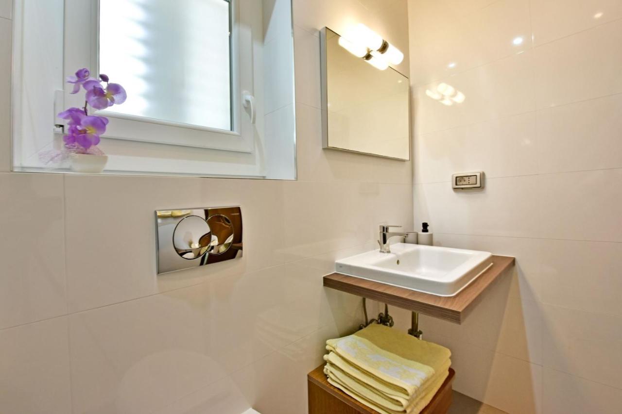 Apartments House Anna For Max 13 Persons In Porec, Pet Friendly Extérieur photo