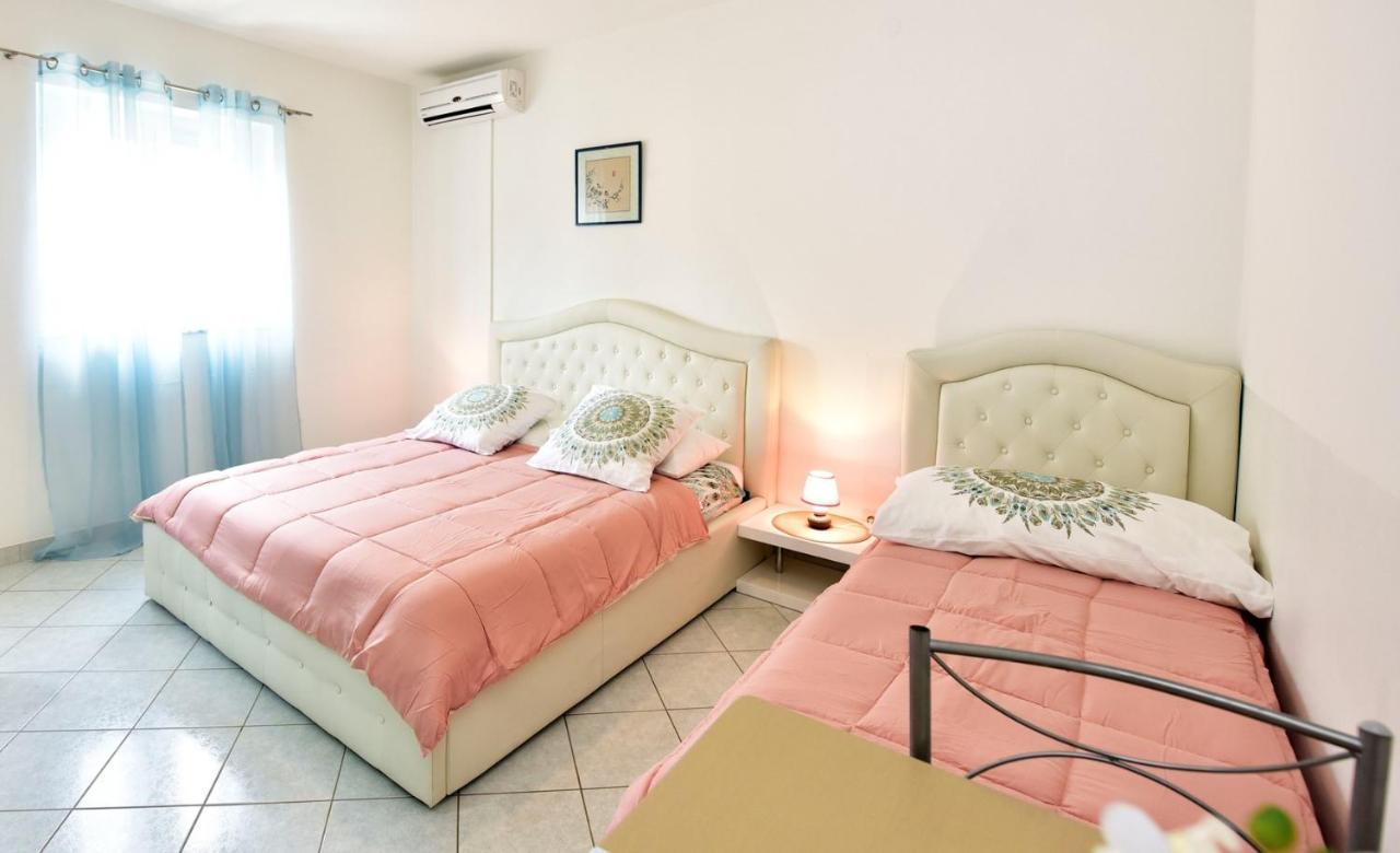 Apartments House Anna For Max 13 Persons In Porec, Pet Friendly Extérieur photo