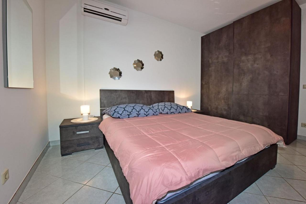 Apartments House Anna For Max 13 Persons In Porec, Pet Friendly Extérieur photo