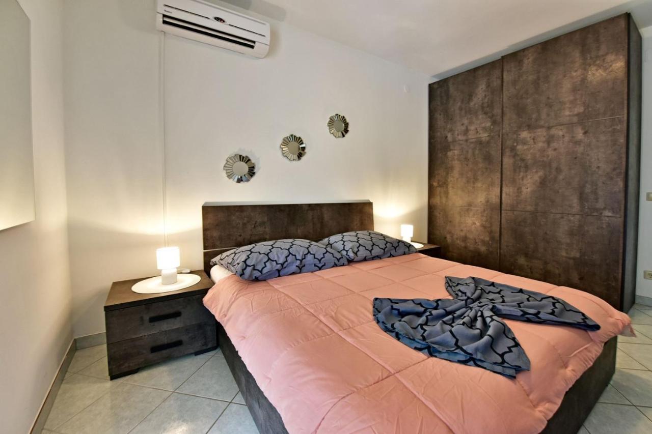 Apartments House Anna For Max 13 Persons In Porec, Pet Friendly Extérieur photo