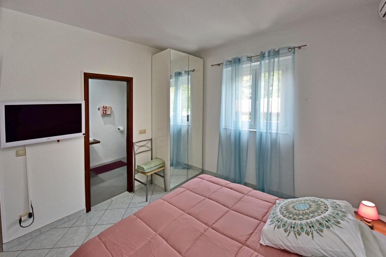 Apartments House Anna For Max 13 Persons In Porec, Pet Friendly Extérieur photo
