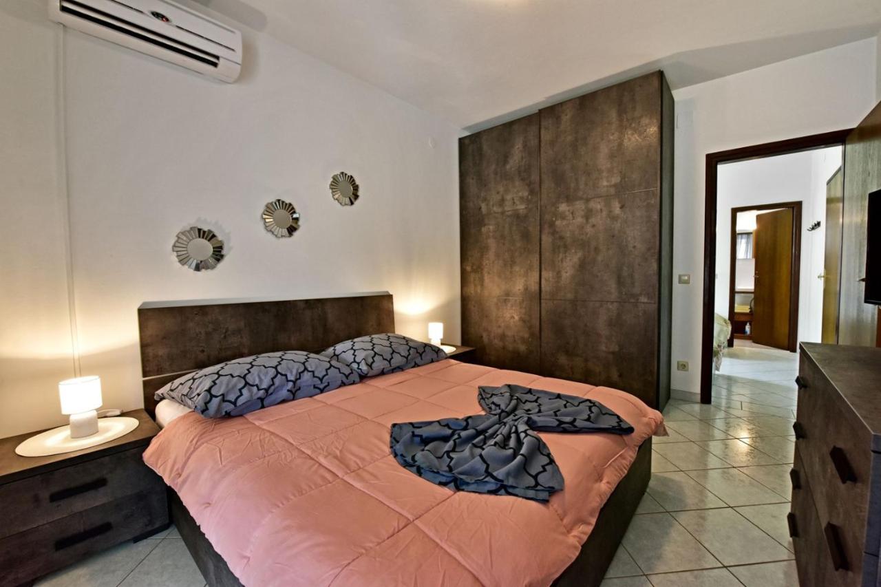 Apartments House Anna For Max 13 Persons In Porec, Pet Friendly Extérieur photo