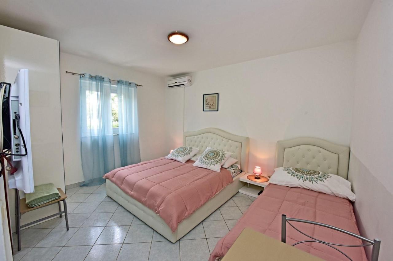 Apartments House Anna For Max 13 Persons In Porec, Pet Friendly Extérieur photo